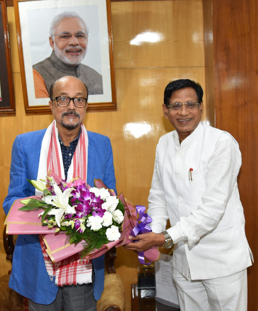 रायपुर : राज्यपाल श्री रमेन डेका से दीनदयाल उपाध्याय यूनिवर्सिटी के कुलपति ने भेंट की