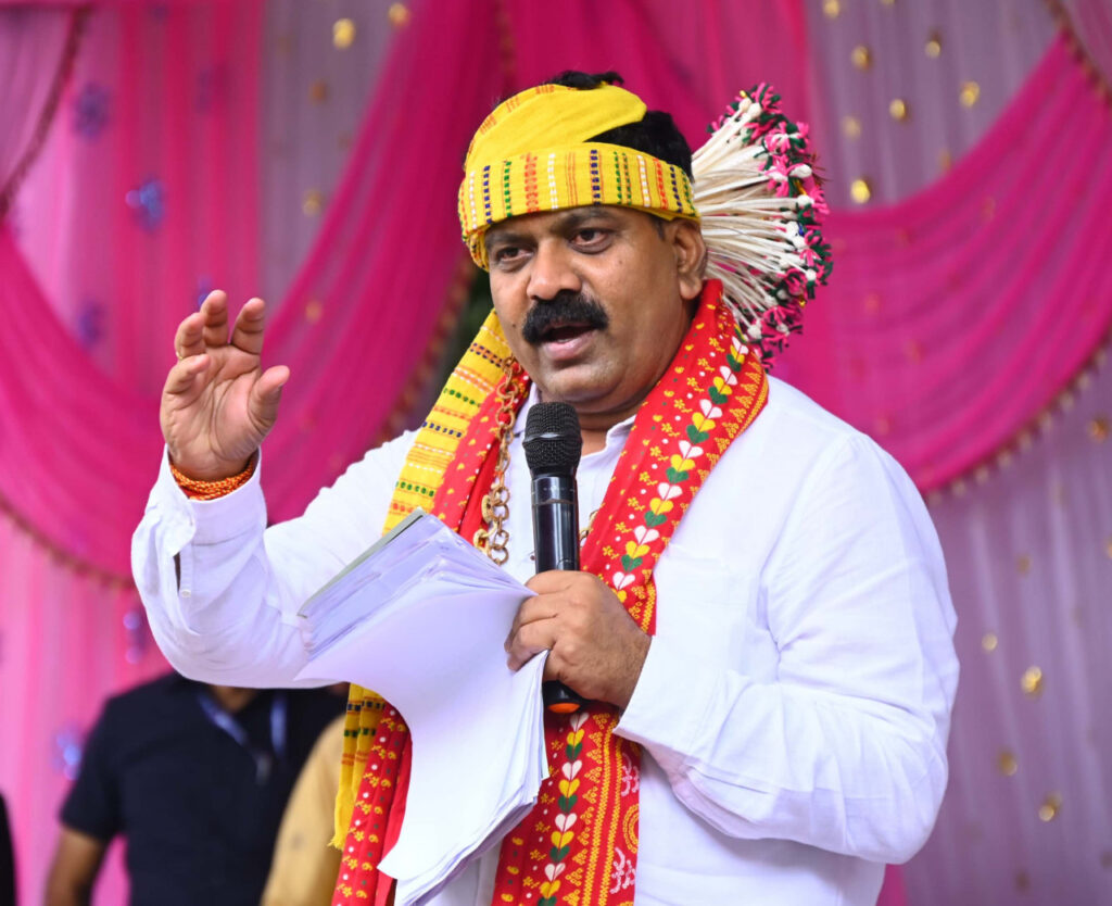रायपुर : प्रदेश की सरकार आदिवासी अधिकार, उनके विकास और संस्कृति की रक्षा एवं संवर्धन के लिए प्रतिबद्ध: उपमुख्यमंत्री श्री विजय शर्मा