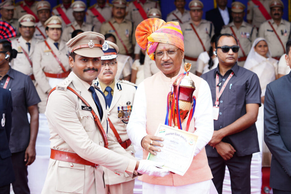 रायपुर : मुख्यमंत्री श्री विष्णु देव साय ने आज आकर्षक मार्च पास्ट के लिए केन्द्रीय औद्योगिक सुरक्षा बल को प्रथम पुरस्कार प्रदान किया