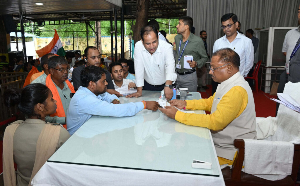 रायपुर : जनदर्शन में किसानों ने की शिकायत, केमिकल प्लांट से निकल रहा विषैला पानी