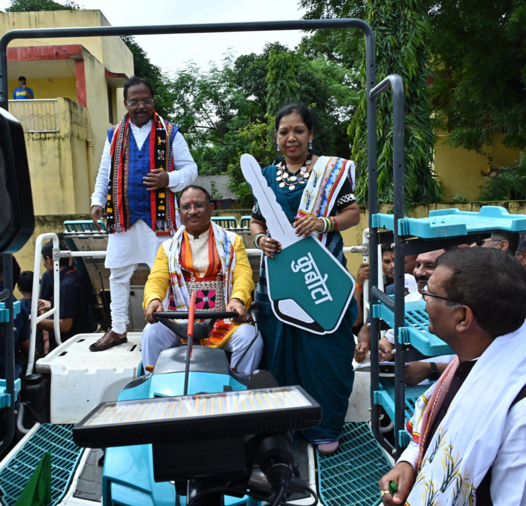 रायपुर : हरेली के अवसर पर मुख्यमंत्री ने किसानों को कृषि यंत्रों का वितरण किया