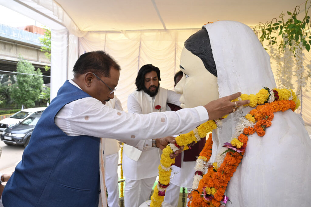 रायपुर : मुख्यमंत्री श्री विष्णु देव साय ने ममतामयी मिनीमाता की पुण्यतिथि पर उनकी प्रतिमा पर माल्यार्पण कर श्रद्धांजलि अर्पित की