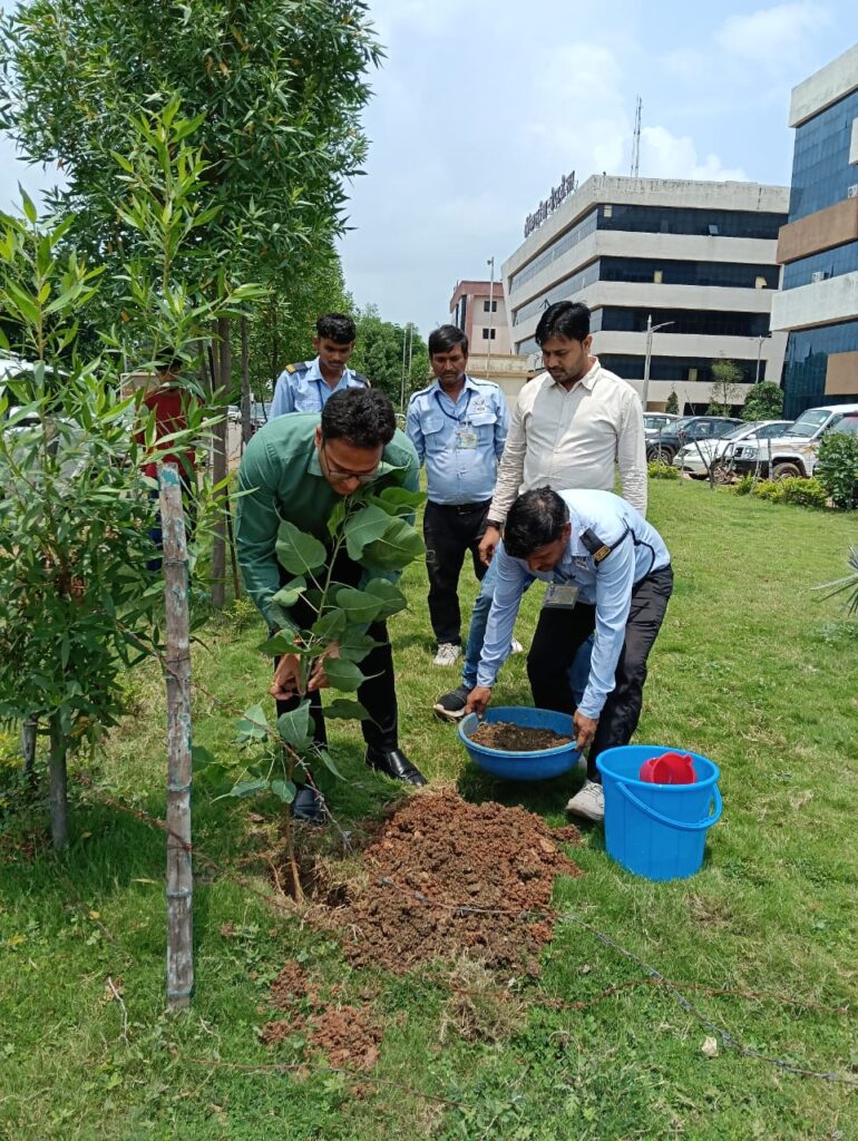 रायपुर : ‘एक पेड़ मां के नाम’ पर आयुक्त सह संचालक स्वास्थ्य श्री ऋतुराज रघुवंशी ने किया वृक्षारोपण