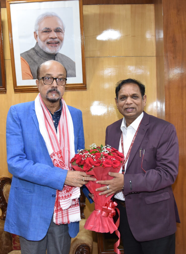 रायपुर : राज्यपाल श्री रमेन डेका से गुरु घासीदास विश्वविद्यालय के कुलपति ने भेंट की