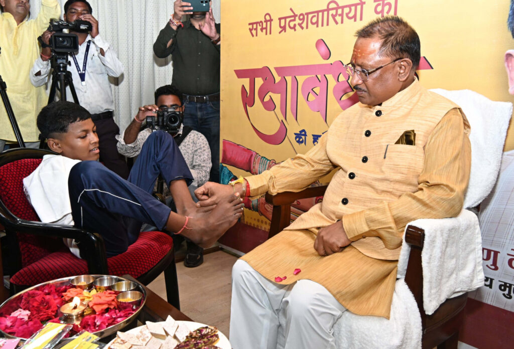 रायपुर : हाथ नहीं, पैरों से मुख्यमंत्री श्री साय को वर्षा ने बांधी राखी