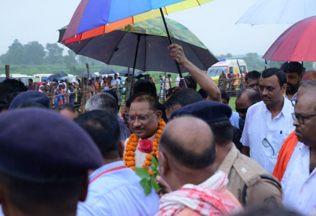 रायपुर : मुख्यमंत्री श्री विष्णु देव साय के रायगढ़ जिले के ग्राम लिप्ति स्थित शासकीय हाई स्कूल मैदान हेलीपैड पहुंचने पर जनप्रतिनिधियों और ग्रामीणों ने उनका आत्मीय स्वागत किया…