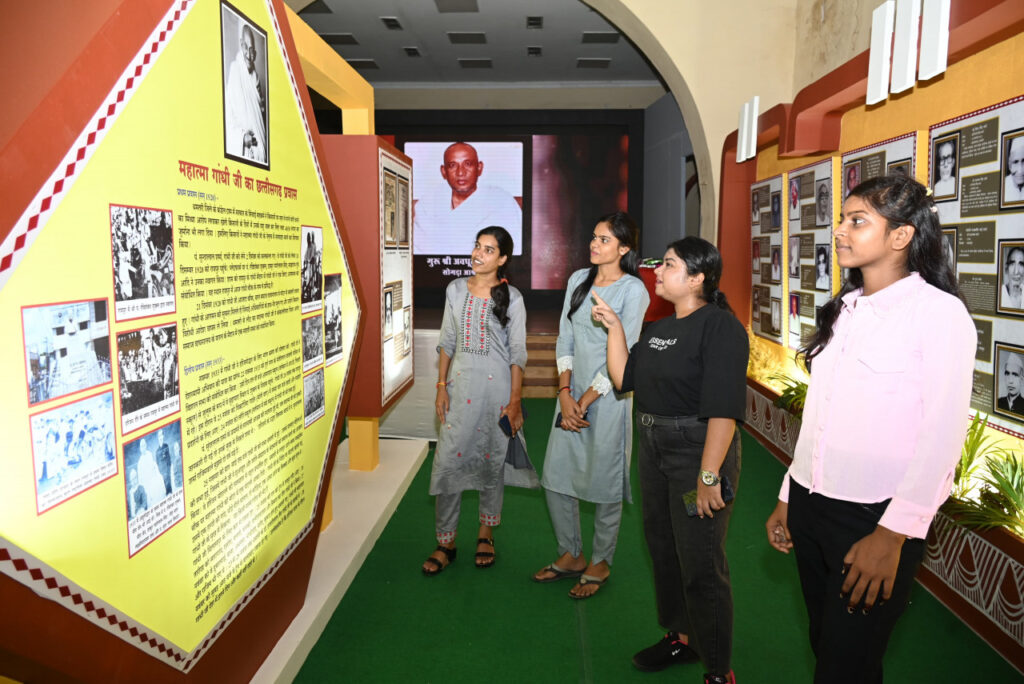 रायपुर : जनसम्पर्क विभाग की छायाचित्र प्रदर्शनी : विद्यार्थी, युवाओं और विभिन्न वर्ग के लोगों ने की सराहना