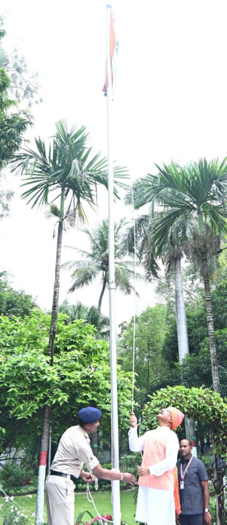 रायपुर : मुख्यमंत्री श्री विष्णु देव साय ने स्वतंत्रता दिवस पर अपने निवास में किया ध्वजारोहण