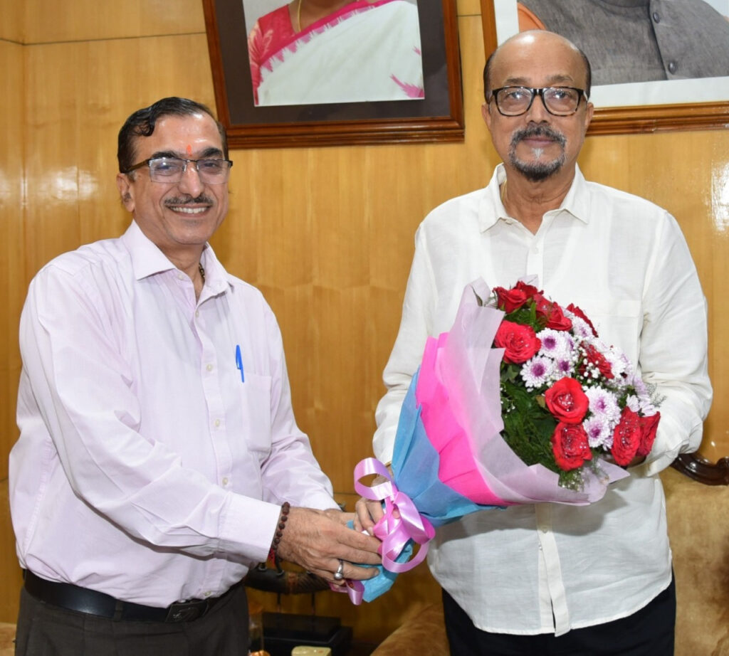 रायपुर : राज्यपाल श्री रमेन डेका से मुख्य महाप्रबंधक श्री वी.के. छबलानी ने भेंट की