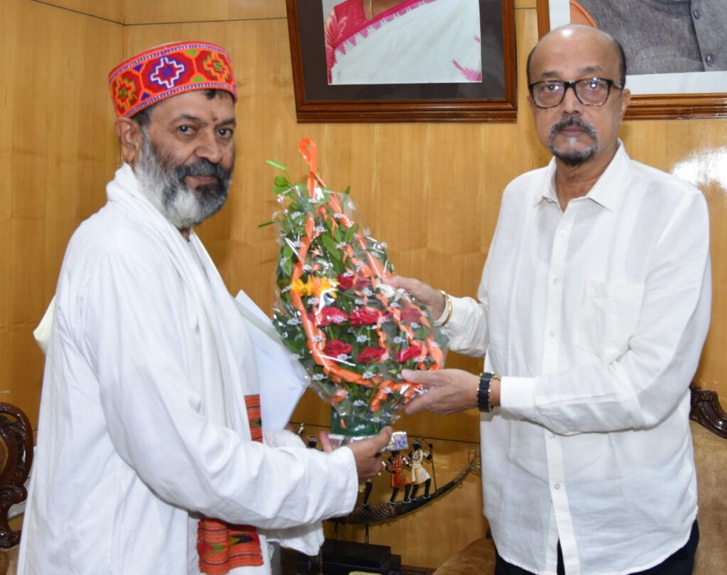 रायपुर : राज्यपाल श्री रमेन डेका से अटल बिहारी वाजपेयी विश्वविद्यालय के कुलपति ने भेंट की