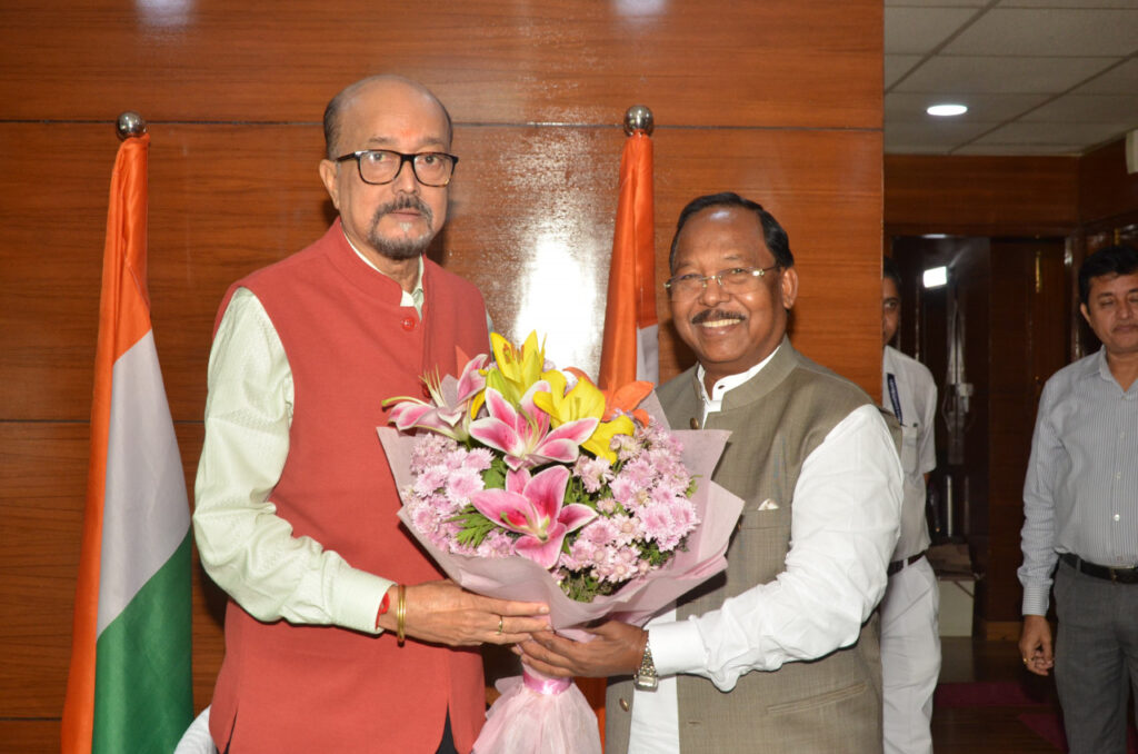 रायपुर : राज्यपाल श्री रमेन डेका से मंत्री श्री राम विचार नेताम ने की सौजन्य मुलाकात