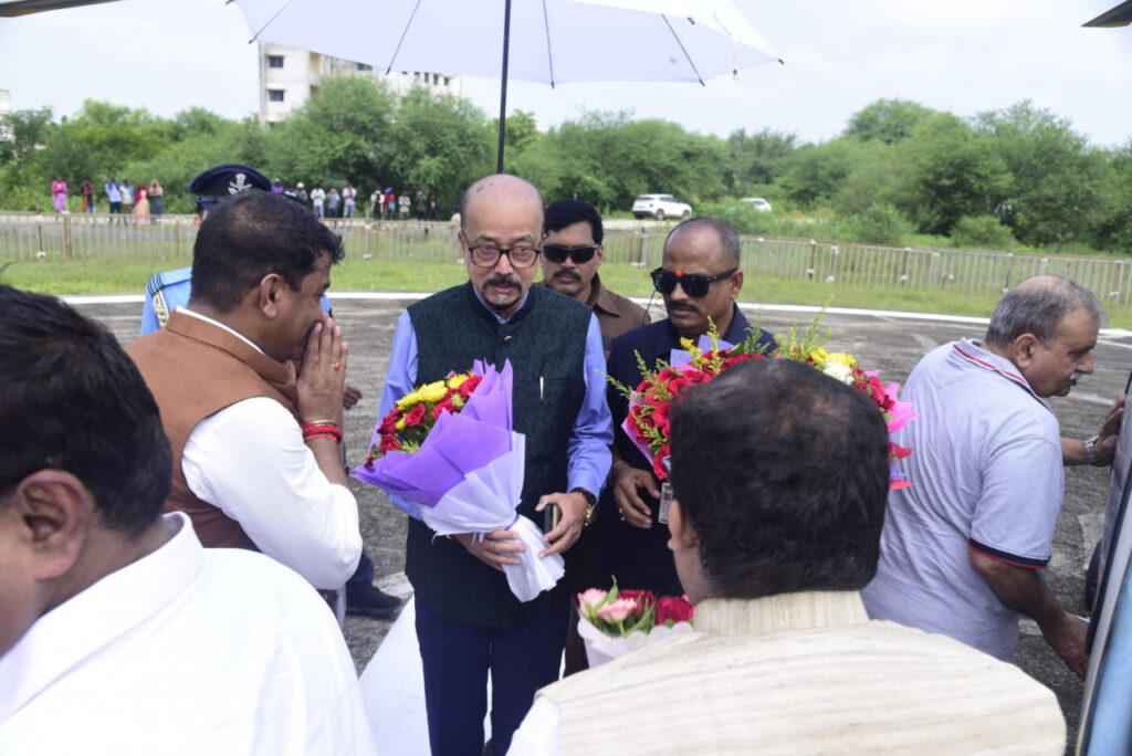 रायपुर : राज्यपाल श्री रमेन डेका और मुख्यमंत्री श्री विष्णु देव साय का बिलासपुर पहुंचने पर हेलीपैड में आत्मीय स्वागत