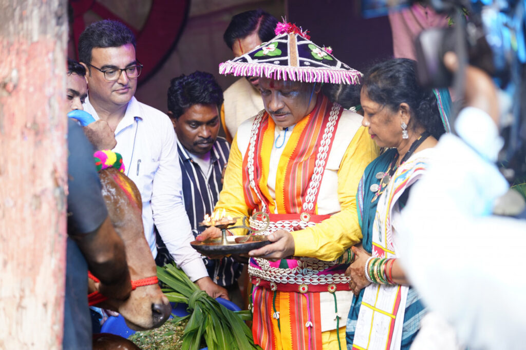 रायपुर : हरेली पर मुख्यमंत्री श्री साय ने गाय और बछड़े को खिलाया लोंदी और चारा