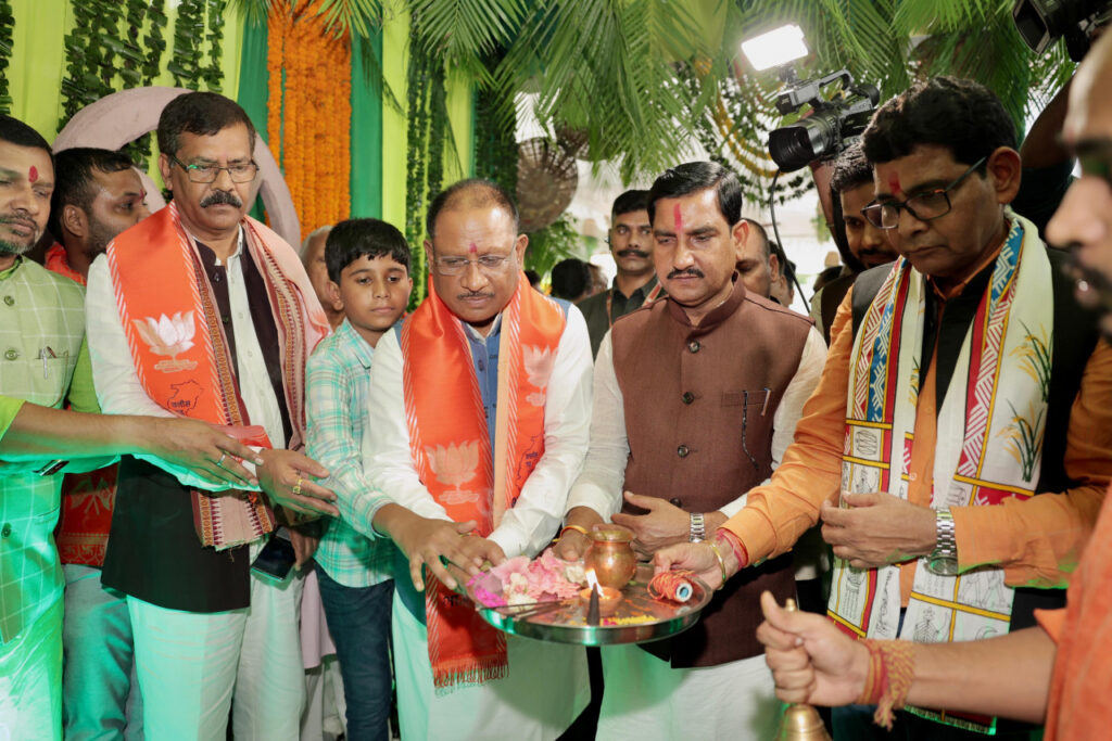 रायपुर : मुख्यमंत्री श्री साय राजस्व मंत्री श्री वर्मा के निवास पर हरेली तिहार कार्यक्रम में हुए शामिल