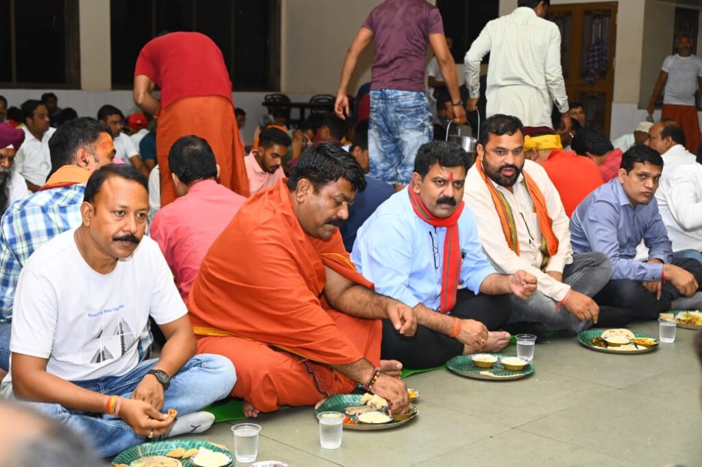 उपमुख्यमंत्री श्री विजय शर्मा कावड़ियों के बीच पहुँचे अमरकंटक..कांवड़ियों को किया भोजन का वितरण और साथ में बैठकर किया भोजन…