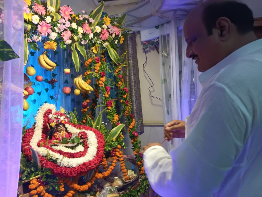 श्री कृष्ण जन्माष्टमी: पूर्व मंत्री जयसिंह अग्रवाल ने विधिवत पूजा अर्चना की