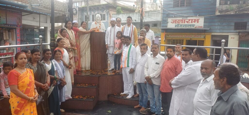 गांधी चौक में ध्वजारोहण कर मनाया गया स्वतंत्रता दिवस…