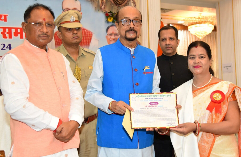 रायपुर : विद्यार्थियों को बड़ा सपना देखने प्रेरित करें शिक्षक : राज्यपाल श्री रमेन डेका