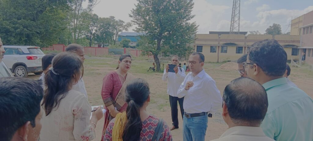 कलेक्टर ने पाली के मुनगाडीह में विभिन्न शैक्षणिक संस्थाओं का किया निरीक्षण