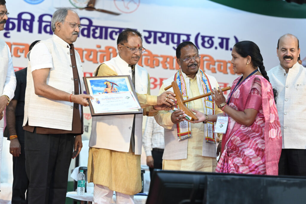 रायपुर : गौ-आधारित जैविक एवं प्राकृतिक खेती खोलेगी किसानों के लिए खुशहाली का रास्ता : मुख्यमंत्री विष्णु देव साय…