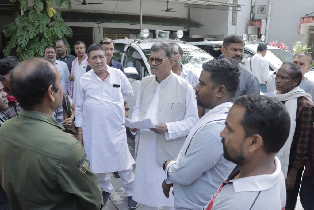 ठेका कंपनी नीलकंठ ने किया बेरोजगार, प्रभावित मिले कोरबा सांसद ज्योत्सना महंत से