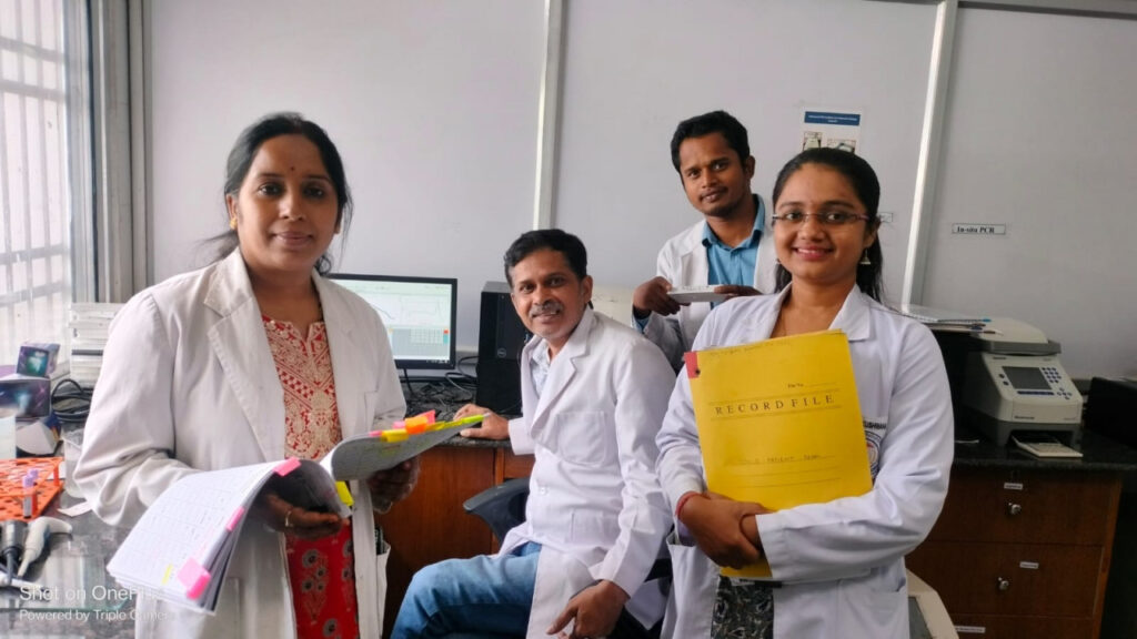 रायपुर : अम्बेडकर अस्पताल स्थित मल्टी-डिसिप्लिनरी रिसर्च यूनिट (एमआरयू) के वैज्ञानिकों ने विकसित किया ऐसा बायोमार्कर किट जो कोविड-19 के प्रारंभिक चरण में ही लगा सकती है बीमारी की गंभीरता का अनुमान