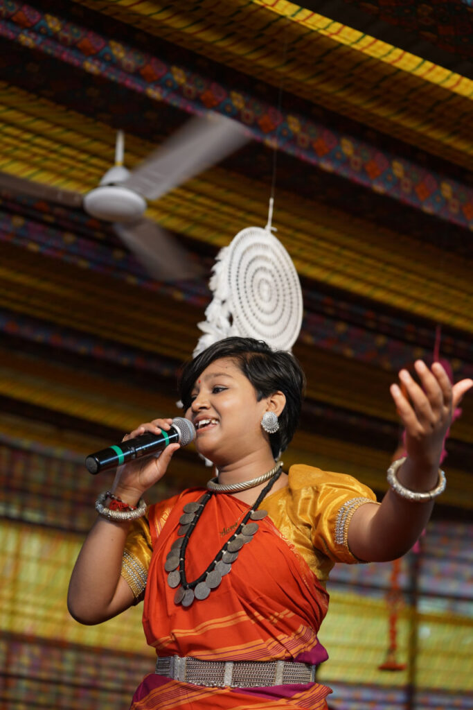 रायपुर : मुख्यमंत्री निवास में आयोजित तीजा पोला तिहार के अवसर पर रंगारंग सांस्कृतिक कार्यक्रमों की प्रस्तुति हो रही है