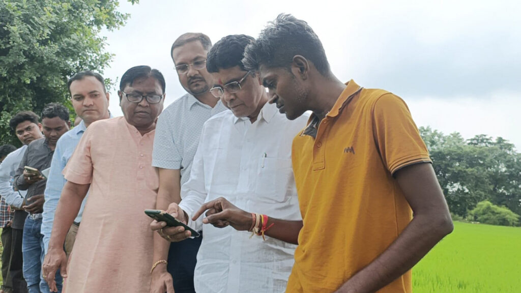 रायपुर : राजस्व मंत्री बने सर्वेयर, मोबाईल में जियो-रिफ्रेसिंग के जरिए एंट्री कर खसरा का किए सत्यापन