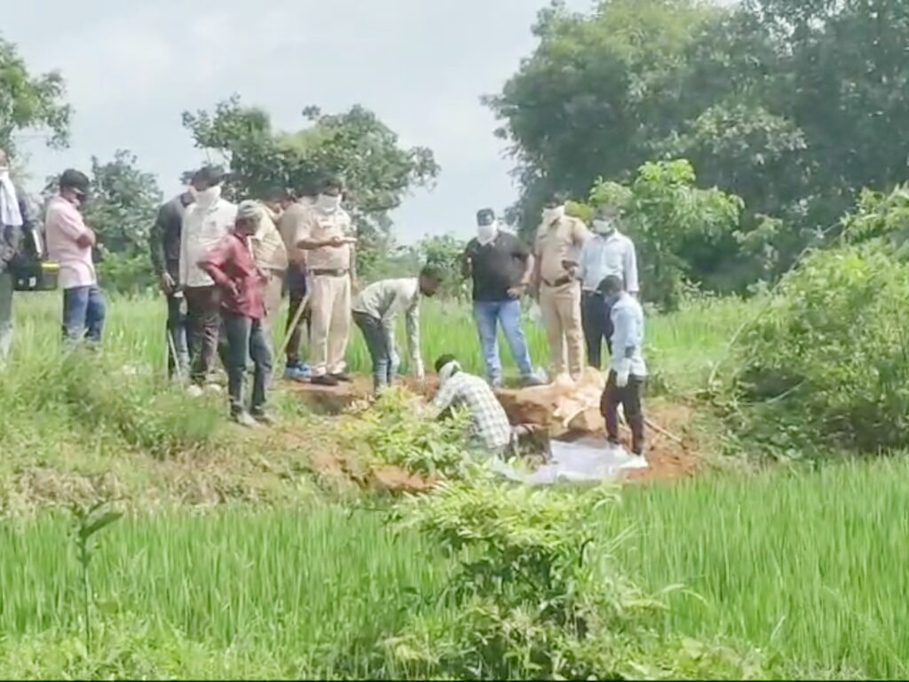 3 दिन से लापता युवक की खेत में दफन लाश निकाली पुलिस ने…