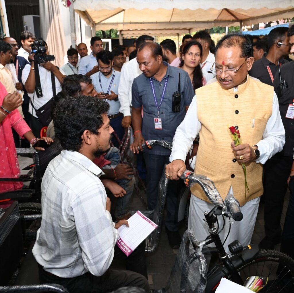 रायपुर : जनदर्शन : आईटीआई की पढ़ाई कर रहे राजूराम वाचम को मुख्यमंत्री के हाथों मिली मोटराइज्ड ट्राइसाइकिल