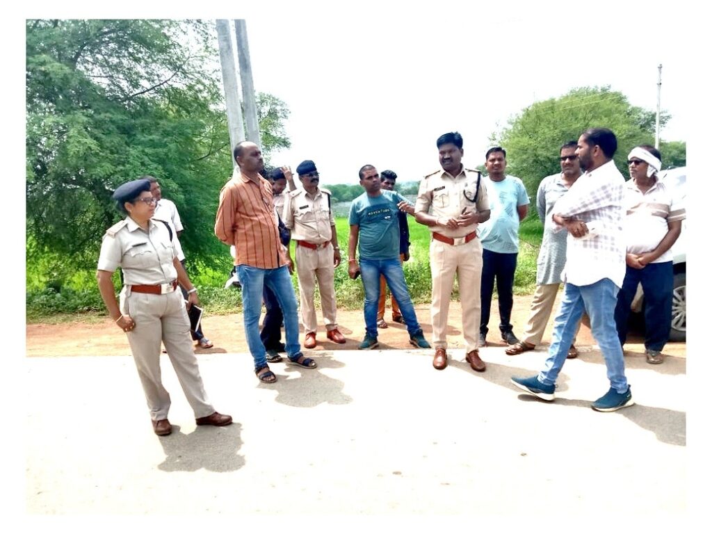 दुकान बंदकर घर लौट रहे ज्वेलर्स संचालक से 3.25 लाख की लूट….