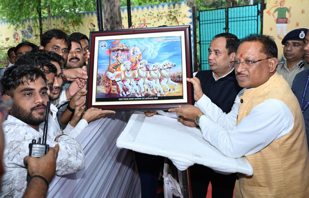 रायपुर : मुख्यमंत्री श्री विष्णु देव साय को लोक दर्शन एवं कलश नृत्य परिवार भिलाई के कलाकारों ने छायाचित्र भेंट की