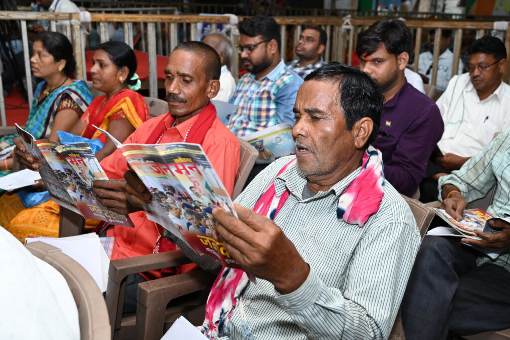 रायपुर : मुख्यमंत्री श्री विष्णु देव साय के जनदर्शन में मुख्यमंत्री से मिलने आए लोगों ने जनसंपर्क विभाग की मासिक पत्रिका जनमन और रोजगार नियोजन की सराहना की