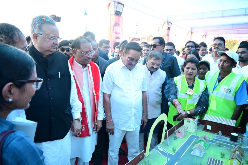 रायपुर : मुख्यमंत्री श्री विष्णु देव साय एवं केन्द्रीय जल शक्ति मंत्री श्री सी.आर. पाटिल राजनांदगांव विकासखंड के ग्राम बरगा में आयोजित ‘स्वच्छता ही सेवा’ कार्यक्रम में हो रहे हैं शामिल