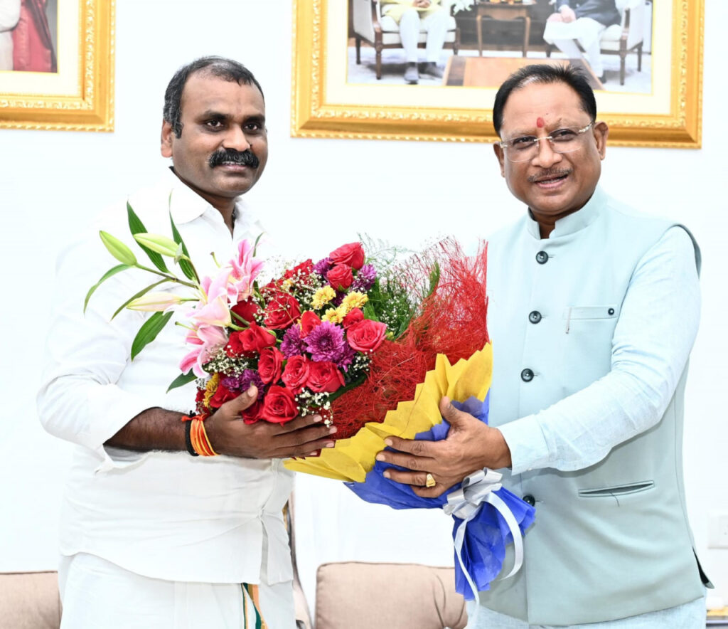 रायपुर : मुख्यमंत्री श्री विष्णुदेव साय से केंद्रीय राज्यमंत्री डॉ. एल. मुरुगन ने सौजन्य मुलाकात की