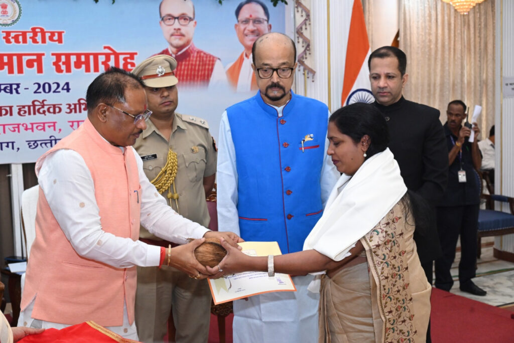 रायपुर : राज्यपाल श्री रमेन डेका की उपस्थिति में शिक्षक सम्मान समारोह का हुआ आयोजन