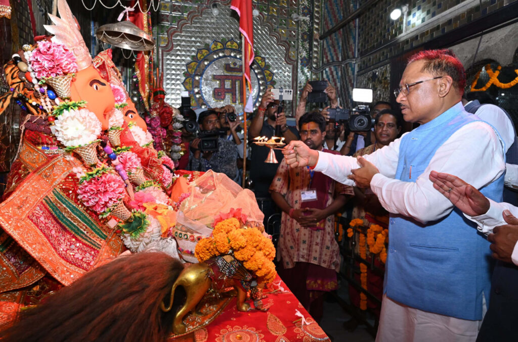 रायपुर : बंजारी धाम परिसर में ब्रम्हलीन विभूतियों के प्रतिमा अनावरण में शामिल हुए मुख्यमंत्री श्री विष्णुदेव साय