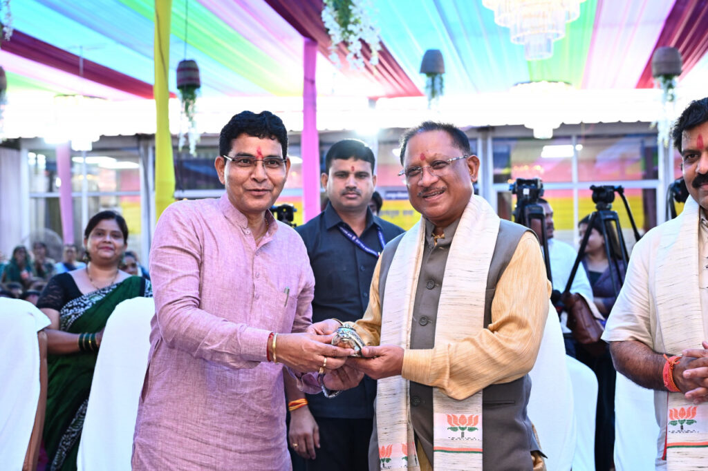 रायपुर : तीजा मिलन समारोह में पहुंचे मुख्यमंत्री श्री विष्णु देव साय ने राजस्व मंत्री श्री टंकराम वर्मा के निवास में स्थापित भगवान गणेश की पूजा अर्चना की…