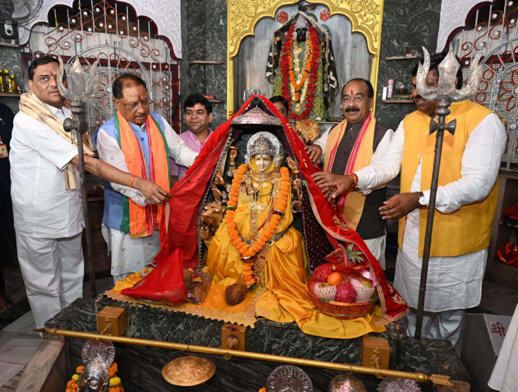 रायपुर : मुख्यमंत्री ने दुर्ग के चंडी मंदिर में पूजा-अर्चना कर प्रदेशवासियों की सुख, समृद्धि की कामना की