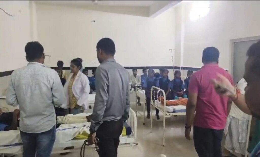 मिड-डे मील में मिली मरी हुई छिपकली,  भोजन करने से 29 बच्चो की बिगड़ी तबीयत, अस्पताल दाखिल…दोषी पर कार्रवाई की बात कही BEO ने..