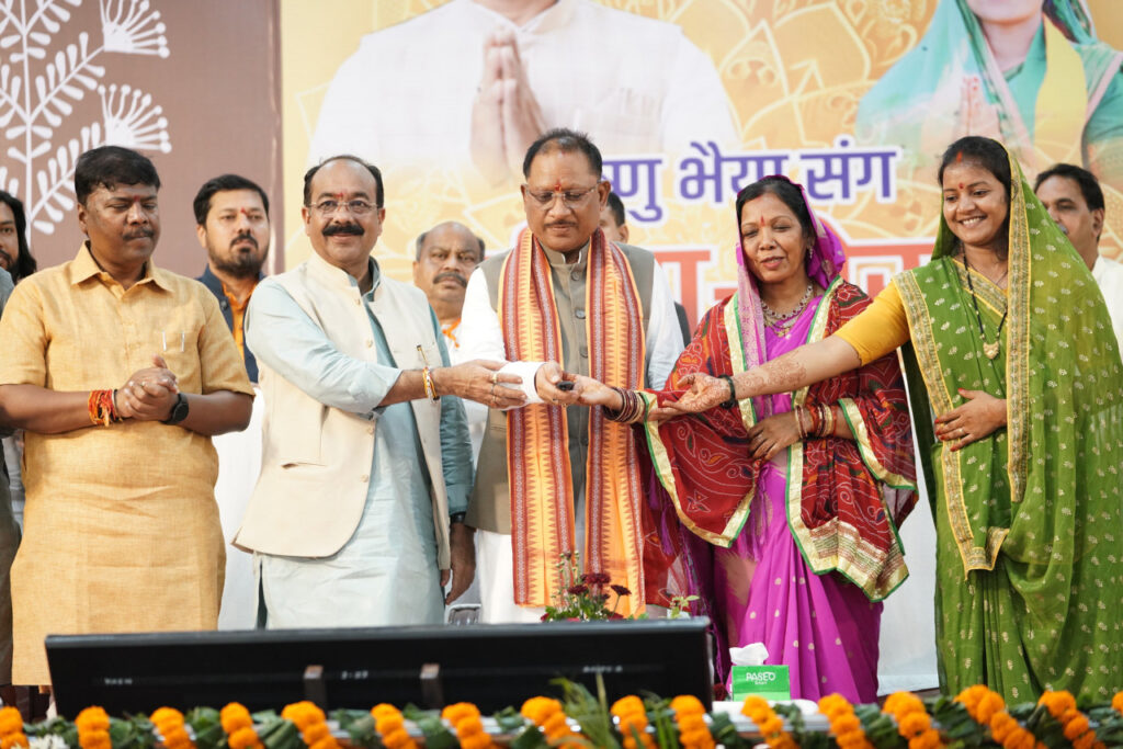 रायपुर : मुख्यमंत्री श्री विष्णु देव साय ने तीजा के अवसर पर दी बड़ी सौगात, 70 लाख महिलाओं को मिली महतारी वंदन योजना की सातवीं किस्त