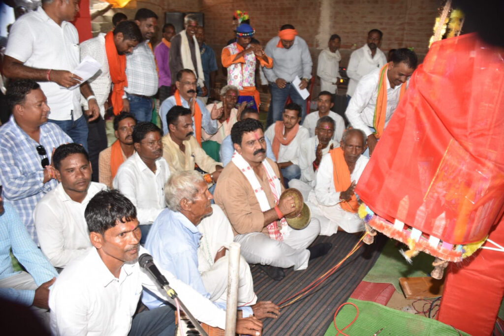 रायपुर : उपमुख्यमंत्री श्री विजय शर्मा ने कबीरधाम जिले के ग्राम दैहानडीह में ग्रामवासियों द्वारा आयोजित रामधुनी संर्कीतन कार्यक्रम में शामिल हुए