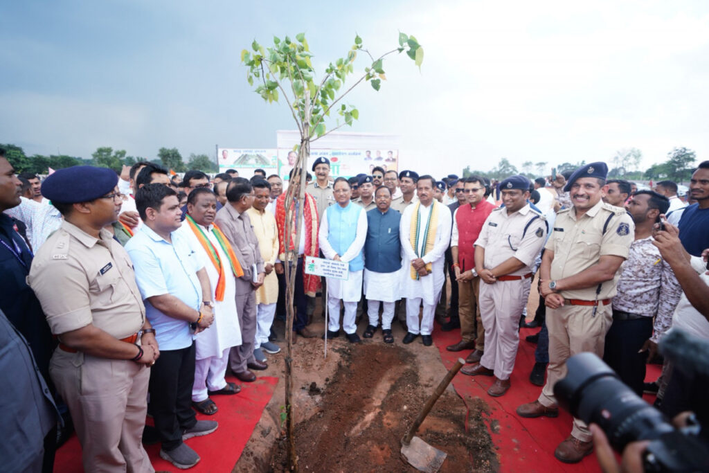 रायपुर : मुख्यमंत्री श्री विष्णु देव साय ने ’एक पेड़ मां के नाम’ अभियान के तहत किया वृक्षारोपण