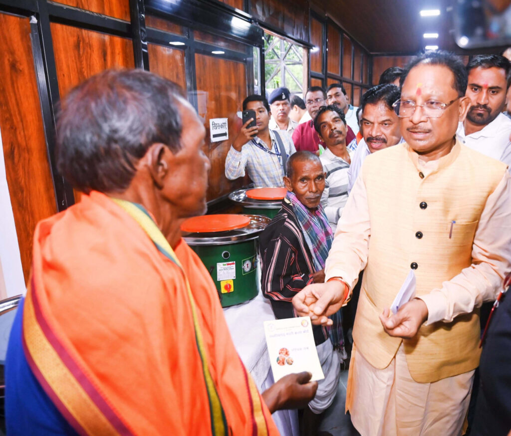 रायपुर : मुख्यमंत्री श्री साय के हाथों मिला 100 कुंभकारों को इलेक्ट्रिक चाक