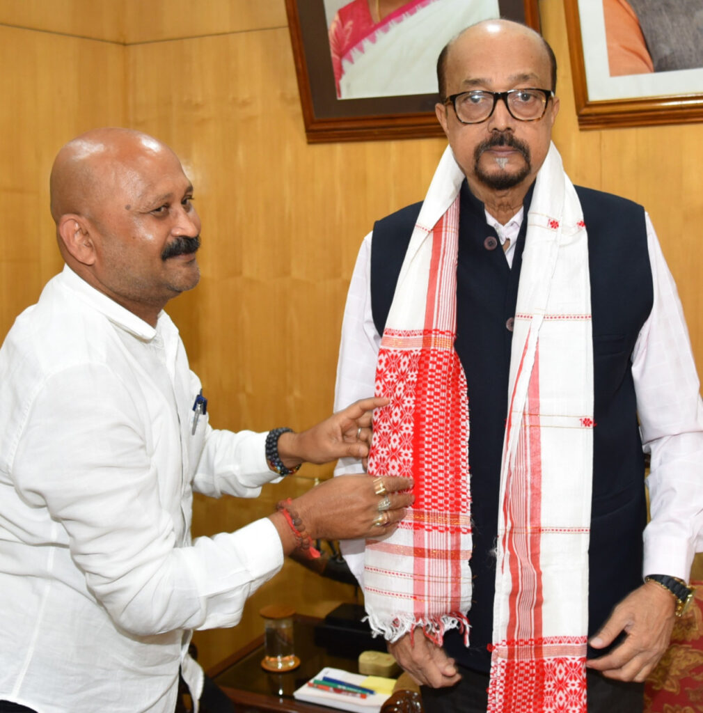 रायपुर : राज्यपाल श्री रमेन डेका से असम के प्रमुख वैज्ञानिक ने सौजन्य भेंट की