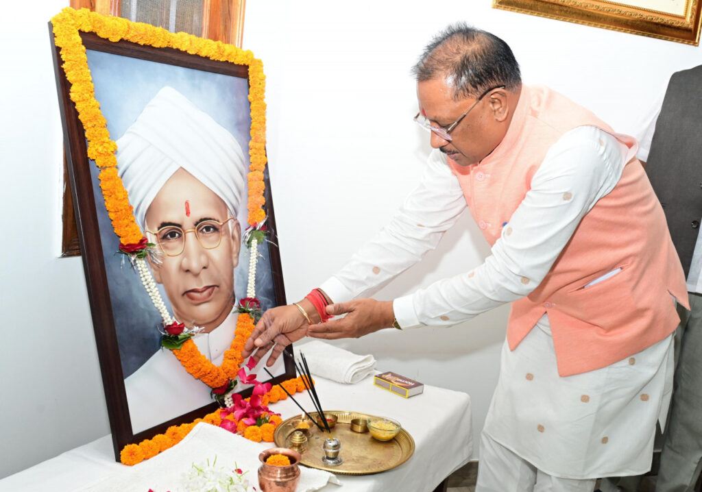 रायपुर : मुख्यमंत्री श्री विष्णु देव साय ने पूर्व राष्ट्रपति भारतरत्न डॉ. सर्वपल्ली राधाकृष्णन की जयंती पर उन्हें नमन किया