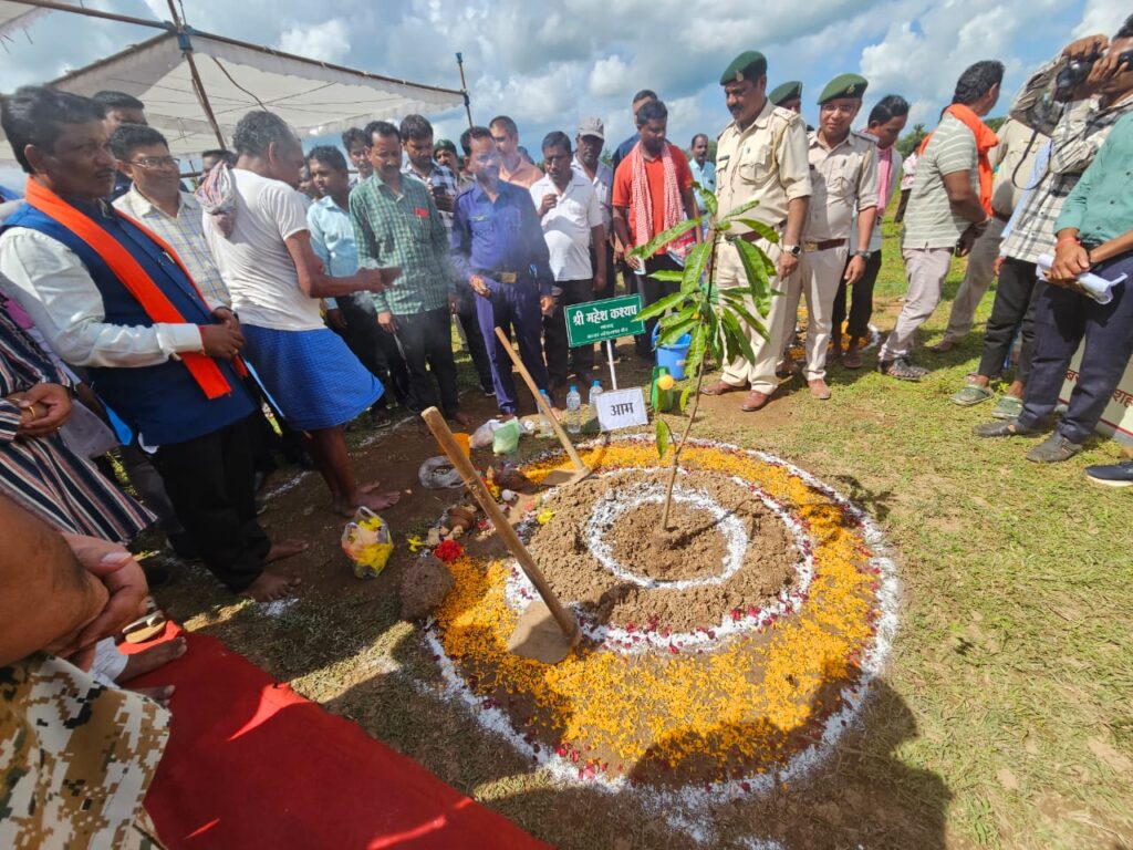 रायपुर : एक पेड़ बस्तर के देवी-देवताओं के नाम थीम के तहत वृक्षारोपण अभियान का किया गया आयोजन