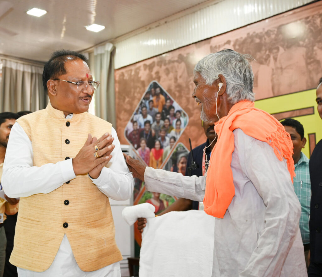 रायपुर : दुर्ग जिले के ग्राम खम्हरिया निवासी श्री नीलकंठ बिसाल को जनदर्शन में मुख्यमंत्री श्री विष्णु देव साय के निर्देश पर तत्काल श्रवण यंत्र प्रदाय किया गया