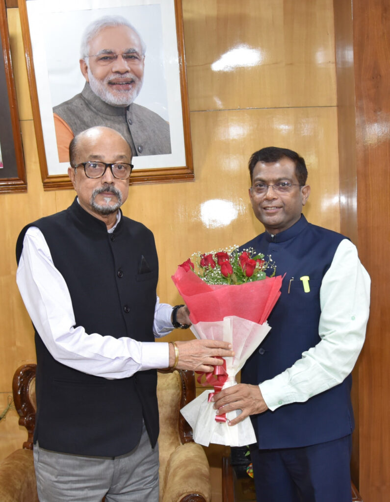 रायपुर : राज्यपाल श्री रमेन डेका से राज्य निर्वाचन आयुक्त श्री सिंह ने सौजन्य भेंट की