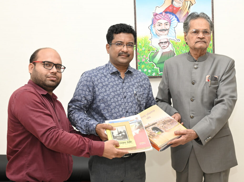 रायपुर : इतिहासकार रमेन्द्रनाथ मिश्र ने प्रमुख सचिव श्री सोनमणि बोरा को भेंट की दुर्लभ किताबें…